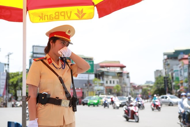 Động viên chiến sỹ cảnh sát giao thông Hà Nội giữa trưa nắng nóng
