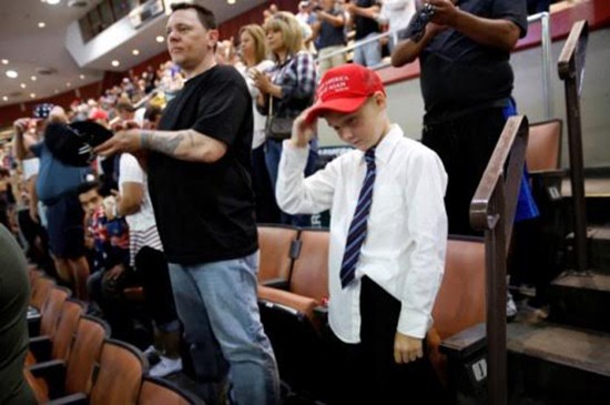 Cậu bé bị cấm đội mũ ủng hộ Donald Trump đến trường