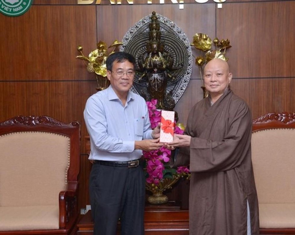 Ông Nguyễn Duy Tân trao quà đến Hòa thượng Thích Lệ Trang nhằm chia sẻ với đoàn Đại biểu Phật giáo TP.HCM tham dự Đại hội Phật giáo toàn quốc lần thứ IX