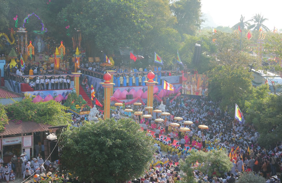 Lễ chính của Lễ hội Quán Thế Âm tại động Quan Âm.