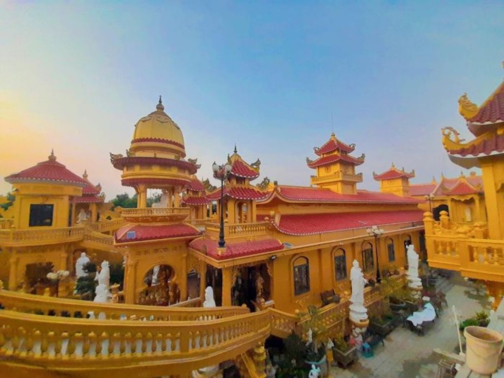 Nằm tại Cù Lao Giêng (xã Bình Phước Xuân, huyện Chợ Mới, tỉnh An Giang), chùa Phước Thành là ngôi cổ tự có kiến trúc rất độc đáo. 