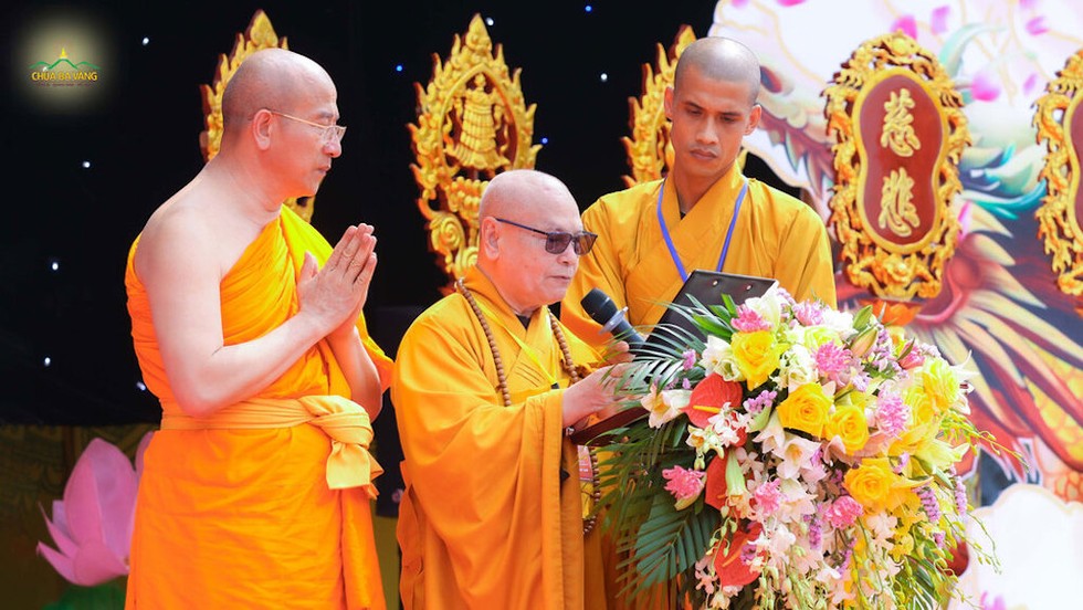 Trưởng lão HT Thích Thiện Nhơn đã tuyên đọc thông điệp Phật đản của Đức Pháp chủ GHPGVN tại Chùa Ba Vàng.