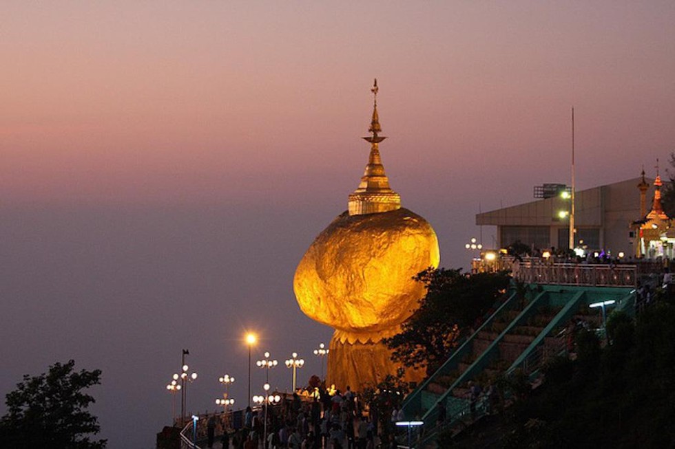 Ngôi chùa trên hòn đá thiêng nghiêng không đổ ở Myanmar