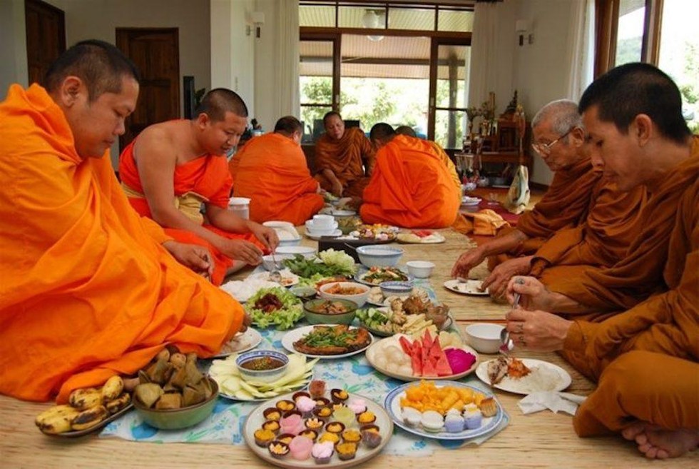 Lời Phật dạy về những lợi ích của việc ăn đúng giờ