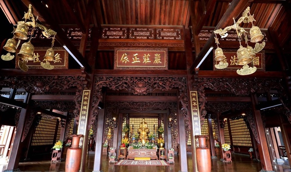 Nội thất chính điện của chùa Khải Đoan sử dụng cấu trúc trùng thiềm điệp ốc tức là hai nếp nhà với hai hệ mái nối liền với nhau, để tăng diện tích và mở rộng không gian. Đây là một kiểu kiến trúc đặc trưng của cung đình Huế.