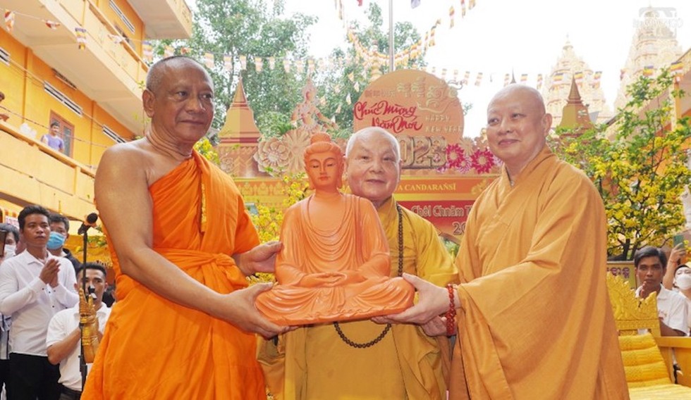 Hòa thượng Thích Thiện Nhơn, cùng Hòa thượng Thích Lệ Trang tặng tượng Phật chúc mừng Tết cổ truyền Chôl Chnăm Thmây đến Hòa thượng Danh Lung.
