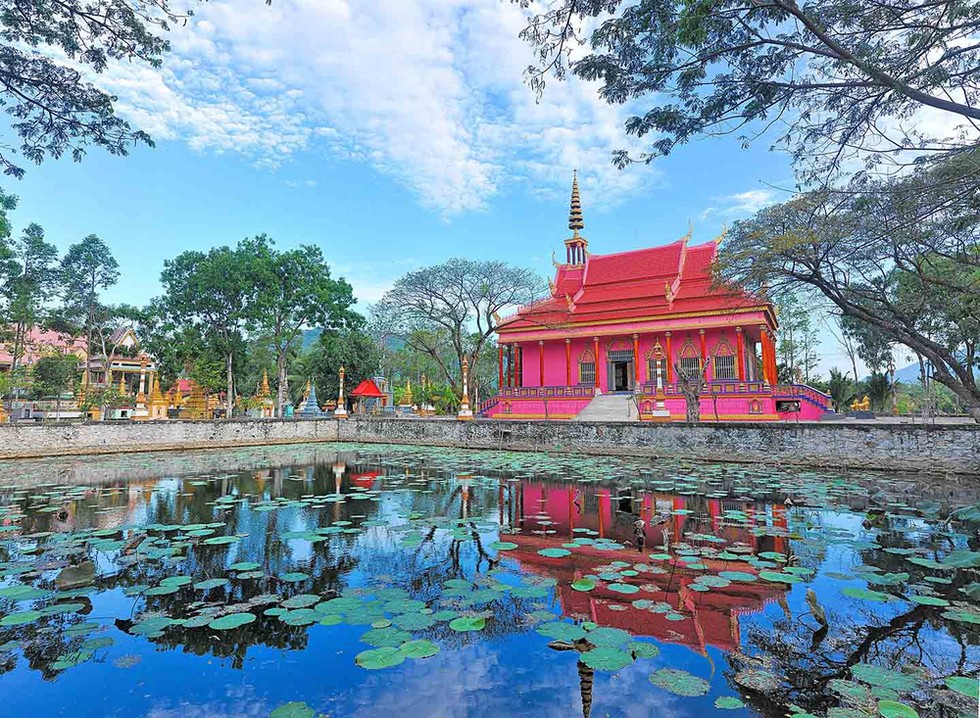Ngôi chùa có sắc hồng rực rỡ, nổi bật giữa không gian xanh biếc.