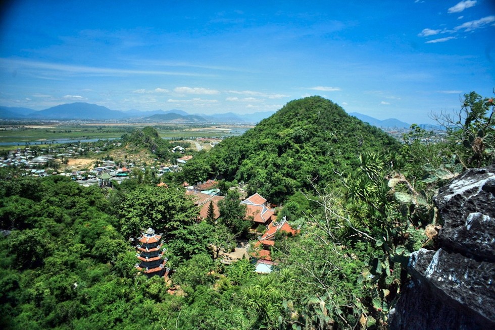 Nằm trên ngọn Thủy Sơn thuộc danh thắng Ngũ Hành Sơn, chùa Tam Thai được xem là ngôi chùa cổ nhất của thành phố Đà Nẵng.