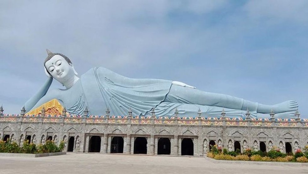 Trong khuôn viên chùa Som Rong có Tượng Phật Thích Ca nhập niết bàn uy nghiêm phúc hậu, được xem là một trong những tượng Phật nằm lớn nhất Việt Nam hiện nay.