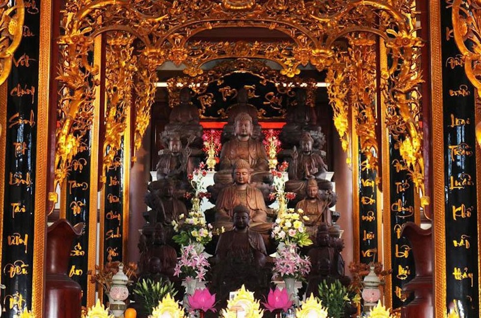 Hệ thống tượng bằng gỗ dâu nguyên khối nhiều nhất là một trong những kỷ lục của chùa.