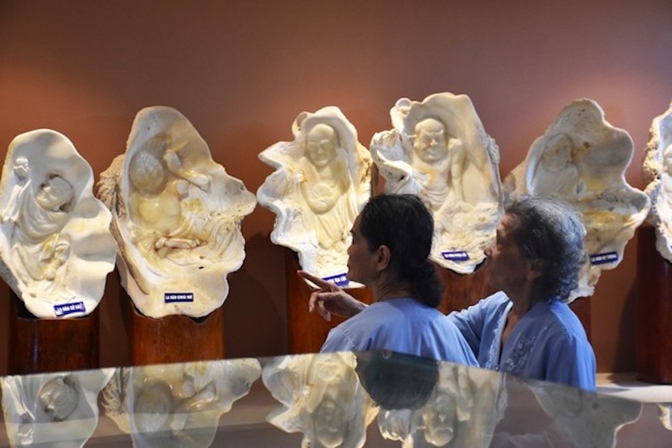 Tượng điêu khắc 18 vị La-hán trên vỏ ốc tai tượng mang về từ đảo Trường Sa.