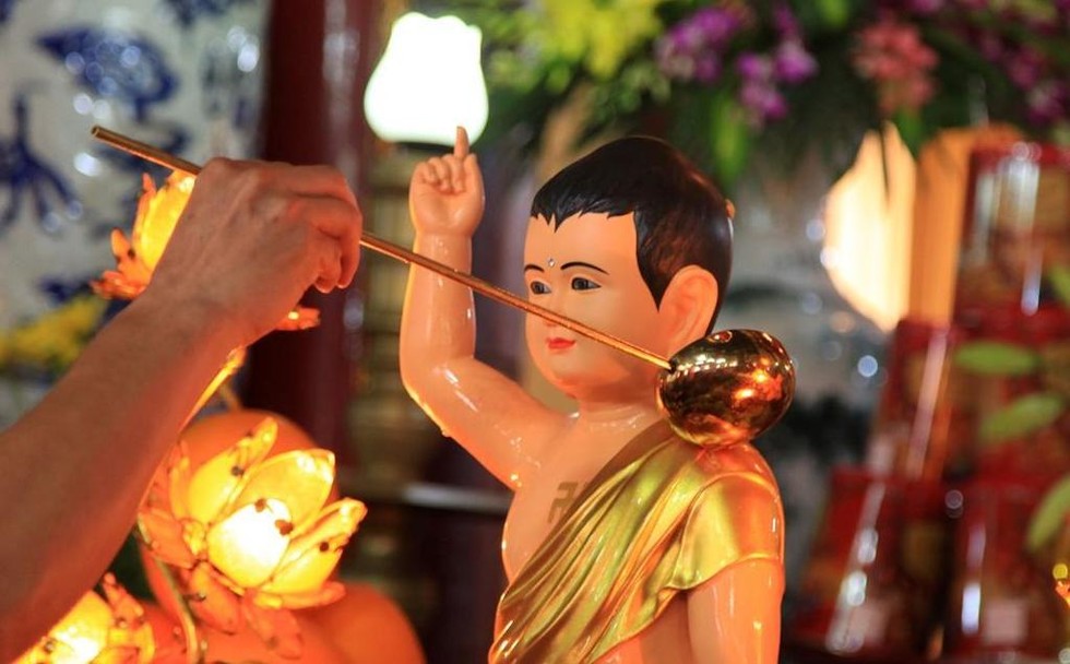 Khi đã tắm tượng Phật xong, hãy lấy một cái khăn mềm mại mà lau tượng cho sạch. Sau đó, hãy đốt các nén hương quý để hương thơm lan tỏa khắp quanh tượng. Khi xong, hãy an trí tượng về chỗ cũ.