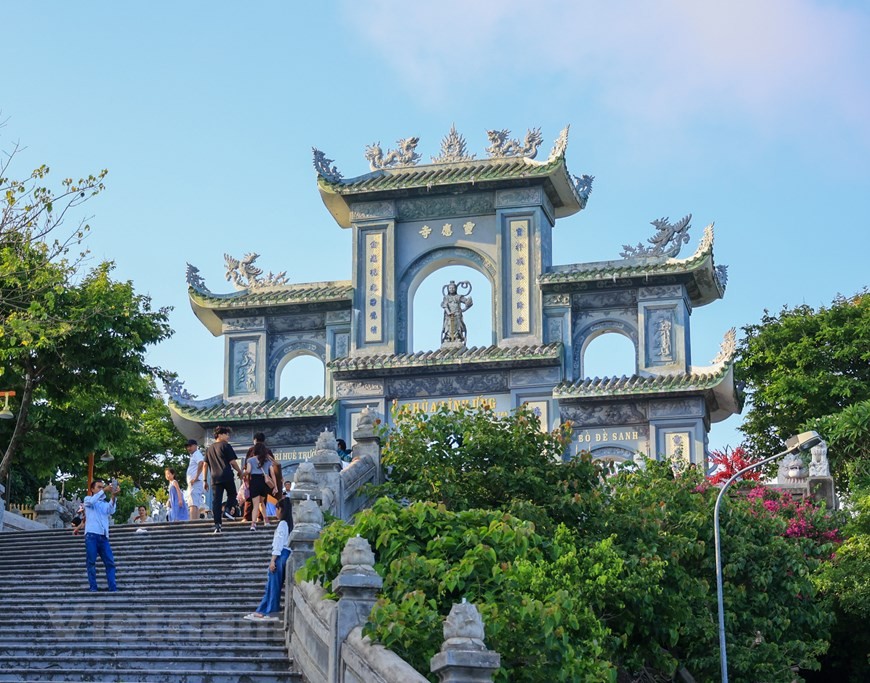 Chiêm ngưỡng vẻ đẹp hữu tình của chùa Linh Ứng trên bán đảo Sơn Trà (Đà Nẵng)