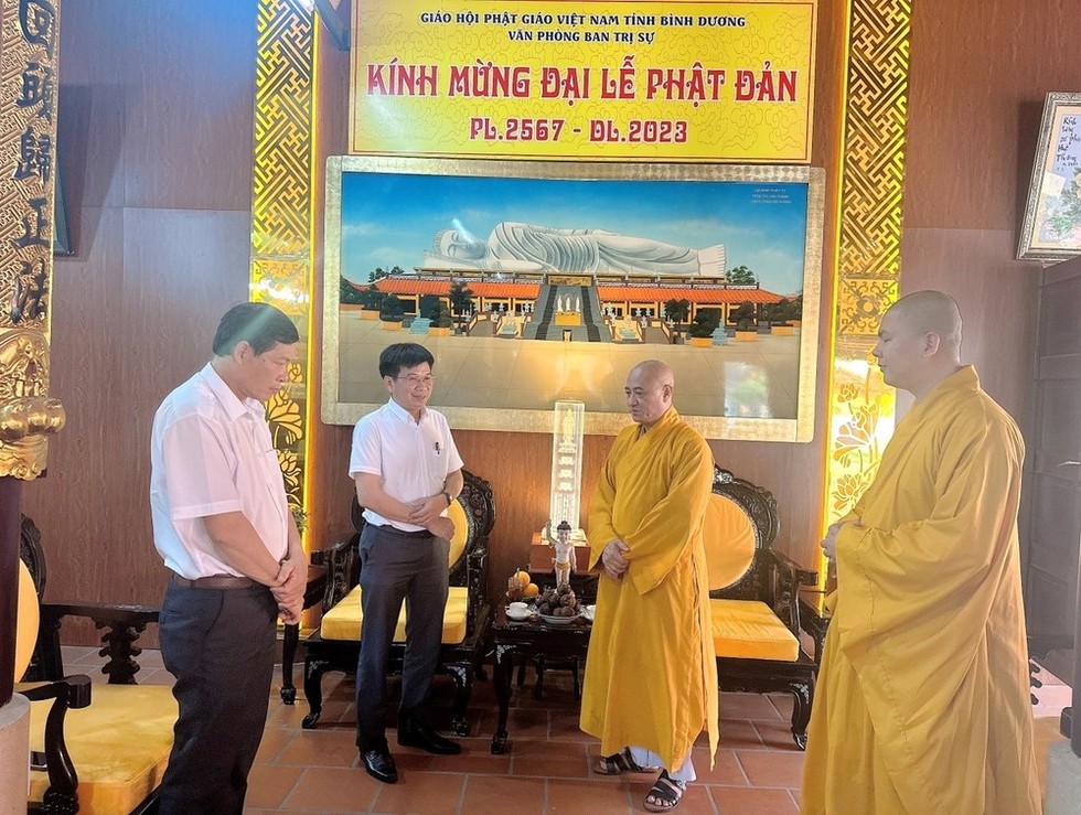 Ban Tôn giáo Chính phủ thăm và chúc mừng Phật đản GHPGVN tỉnh Bình Dương