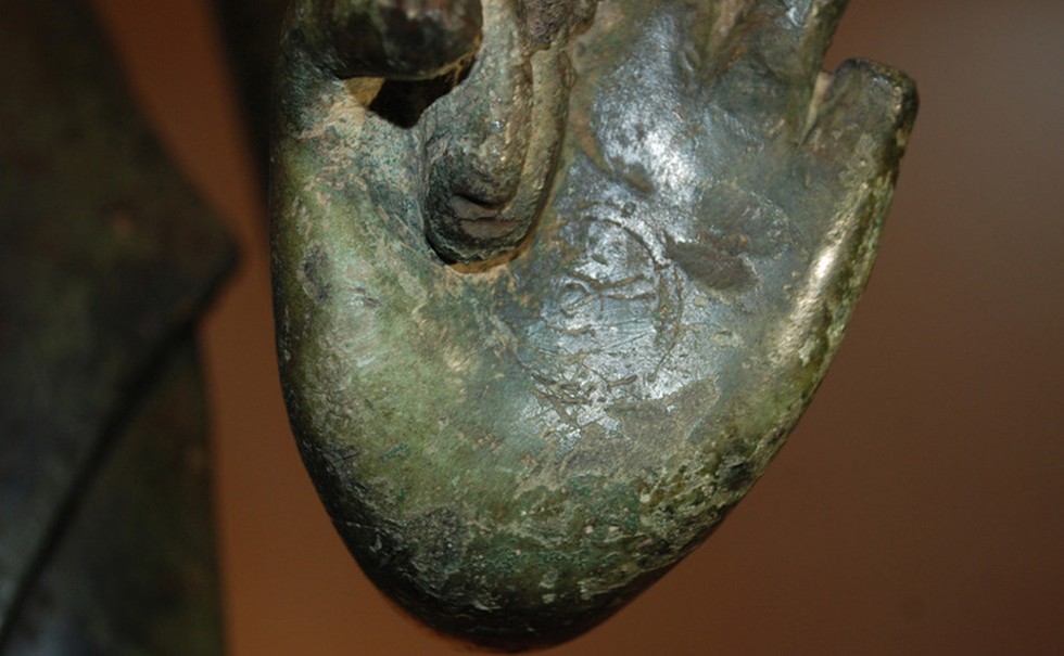 Hình chuyển pháp luân được khắc chìm trong lòng bàn tay trái của tượng.