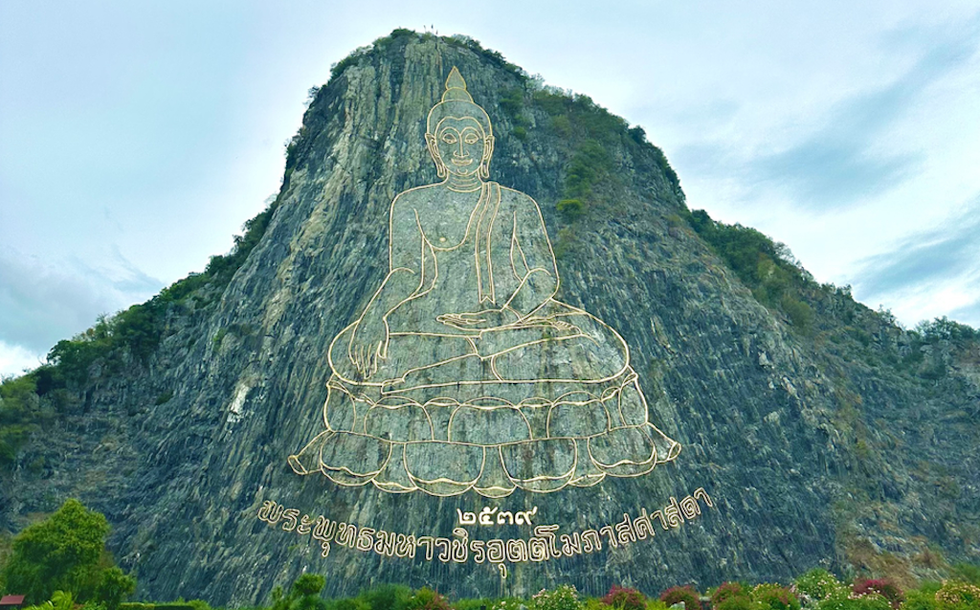 Trân Bảo Phật Sơn Thái Lan (Khao Chee Chan) là ngọn núi Phật Vàng độc đáo với hình tượng Phật khắc laser thẳng vào núi và dát vàng.