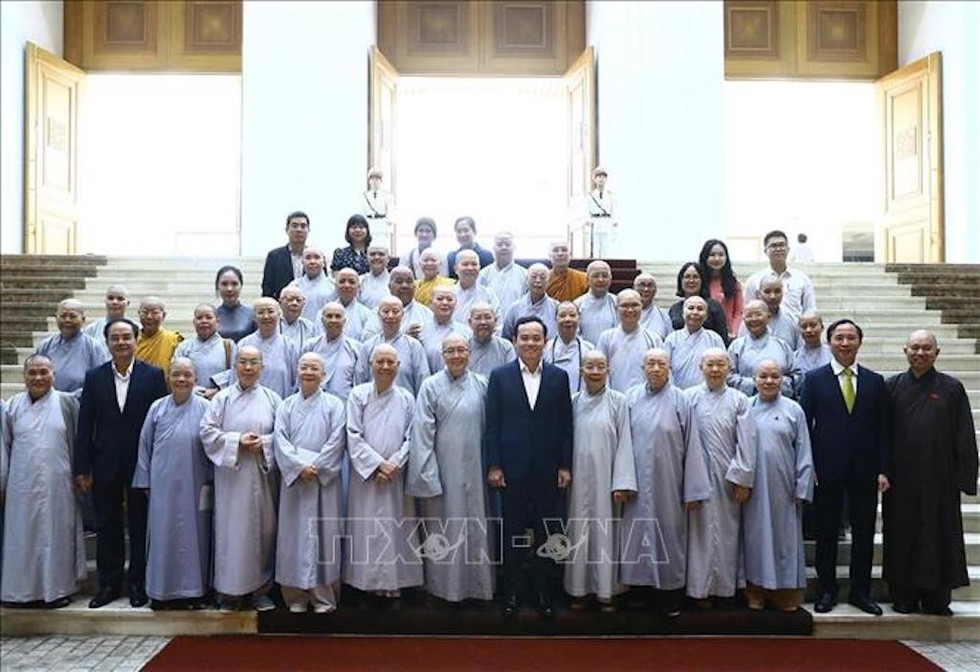 Phó Thủ tướng Trần Lưu Quang với các đại biểu Ni giới tiêu biểu của Giáo hội Phật giáo Việt Nam. 