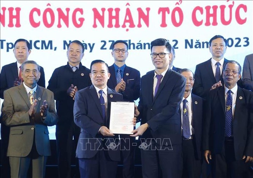 Lãnh đạo Ban Tôn giáo Chính phủ trao quyết định cho Ban điều hành Tổng hội Hội thánh Phúc âm Toàn vẹn Việt Nam. 