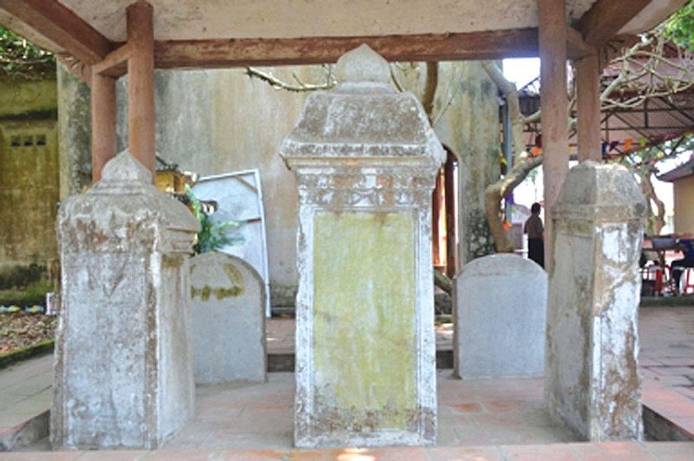 Hệ thống bia đá ghi lại lịch sử sửa chữa cầu Hồ ở chùa Giáo Đường