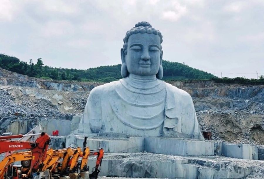 Tượng Phật được thi công nhiều năm đến nay vẫn chưa hoàn tất.