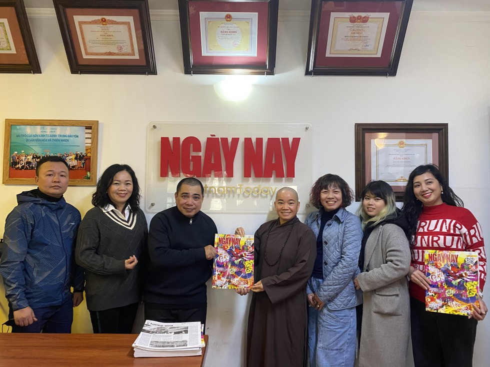 Ni sư Thích Tâm Trí chụp ảnh cùng lãnh đạo và phóng viên Tạp chí Ngày Nay. 