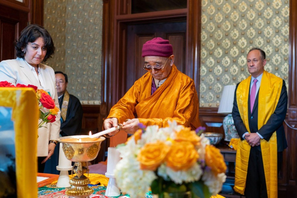 (Từ trái sang phải) Bà Wangmo Dixey, Giáo thọ sư Marvin Harada, Hòa thượng Tarthang Tulku Rinpoche và Đệ nhị Phu quân của Phó Tổng Thống Hoa Kỳ Douglas Emhoff. (Ảnh: Cameron Smith)