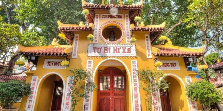 Giáo hội Phật giáo Việt Nam kêu gọi Tăng Ni, Phật tử cả nước cấm túc, ở yên một chỗ tụng kinh cầu nguyện đẩy lùi dịch Covid-19.